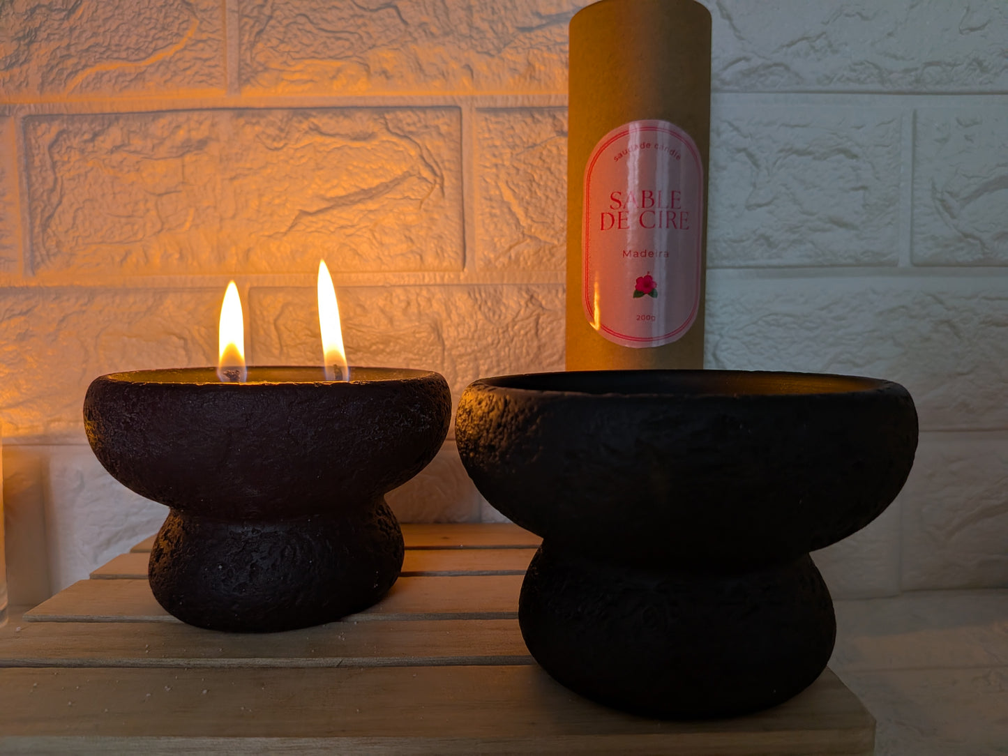 Vase en pierre de lave noire pour sable de cire