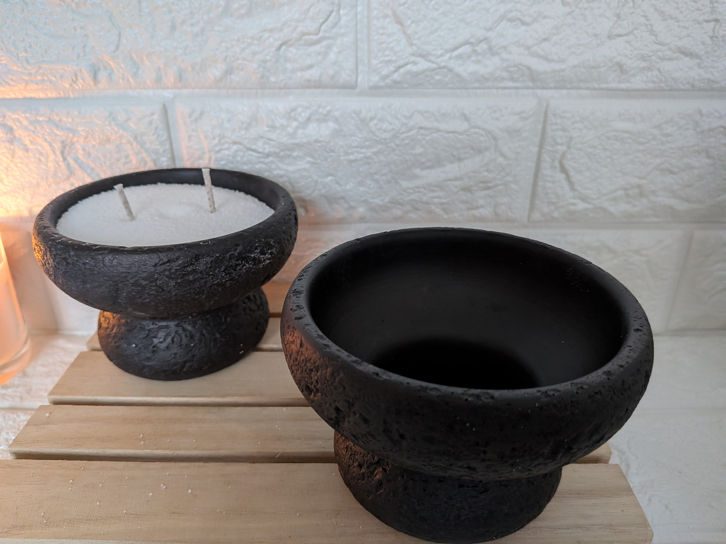 Vase en pierre de lave noire pour sable de cire