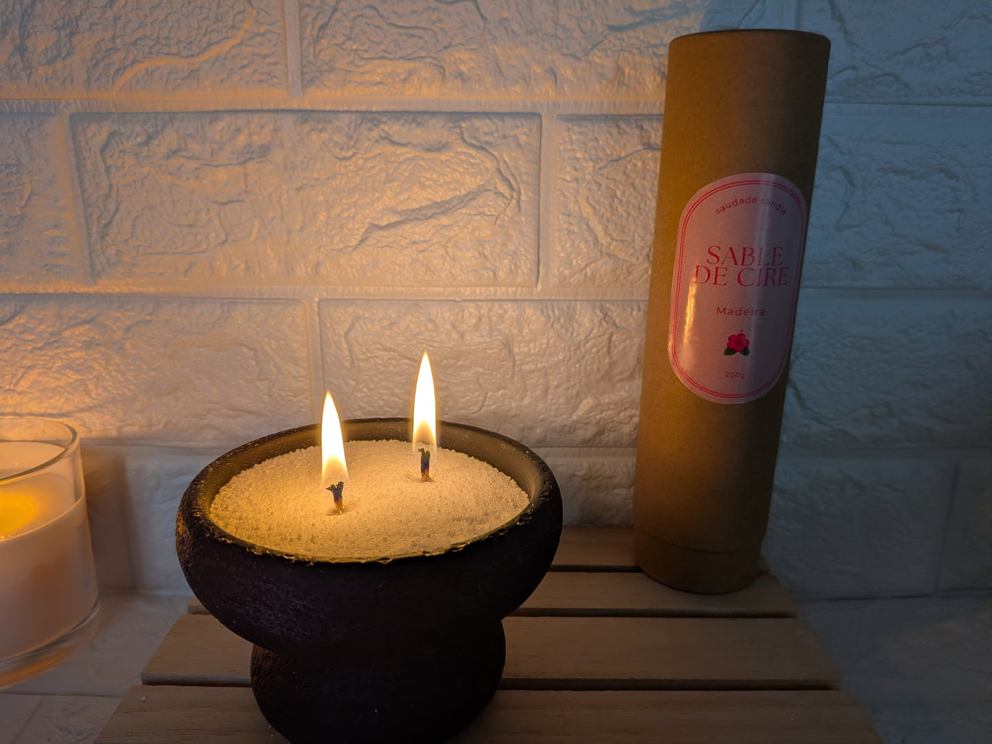 Vase en pierre de lave noire pour sable de cire