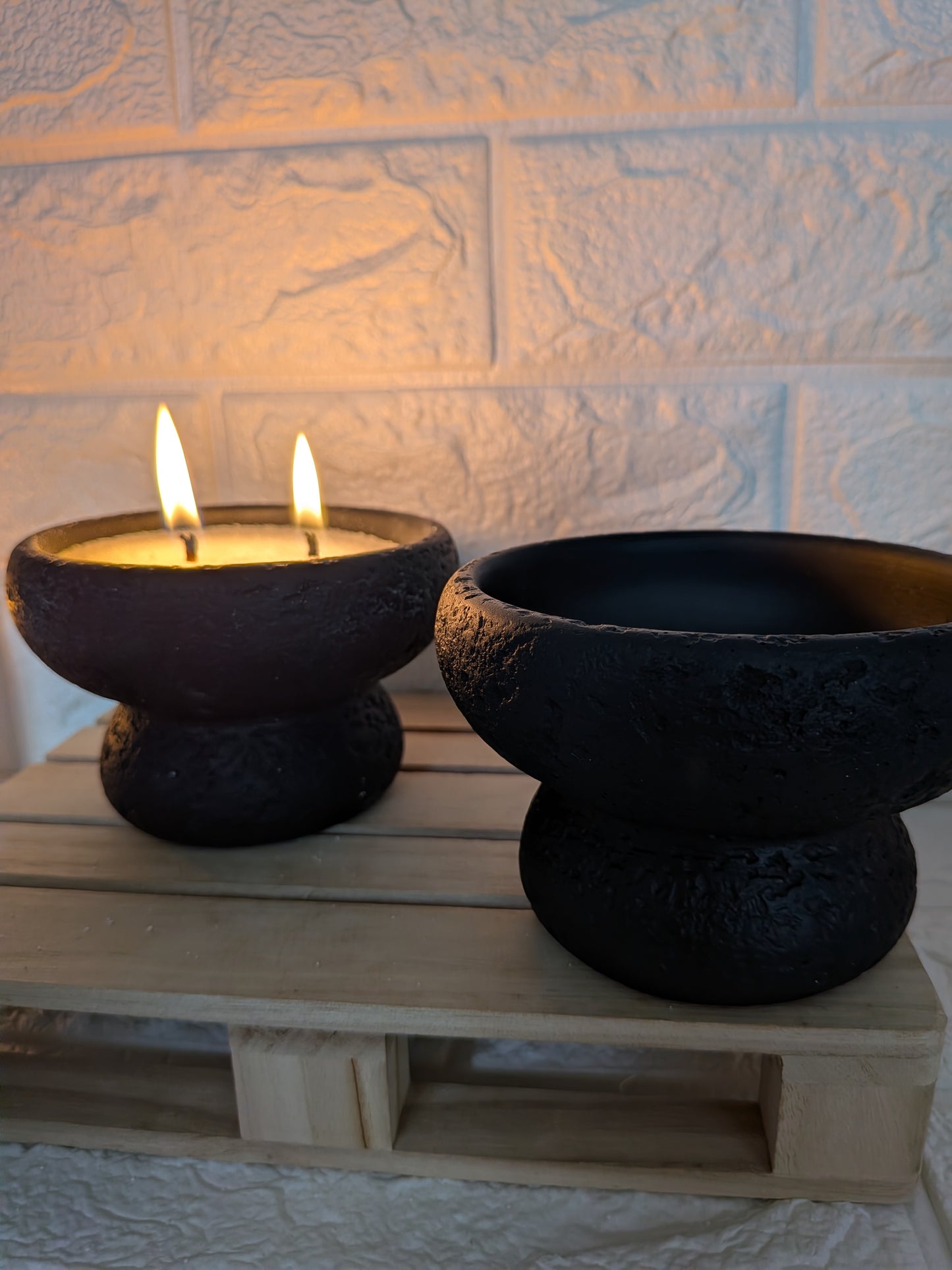 Vase en pierre de lave noire pour sable de cire